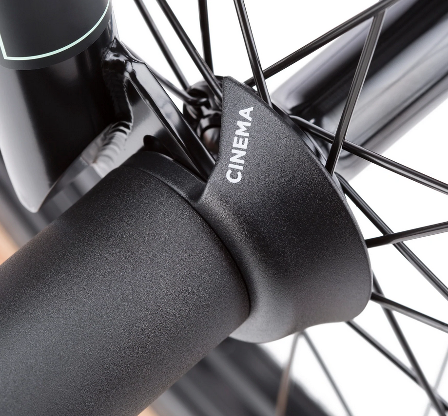 Universal outlet hub guards